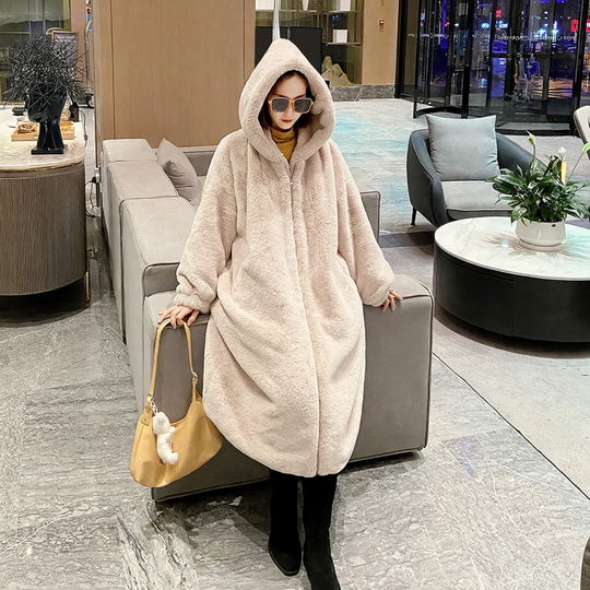 Langer Mantel aus Lammfell-Imitat mit Kapuze