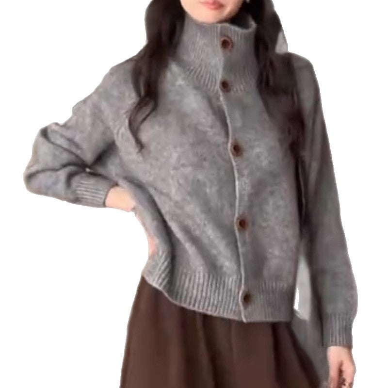 Damen-Strickjacke mit Rollkragen und Knopfleiste