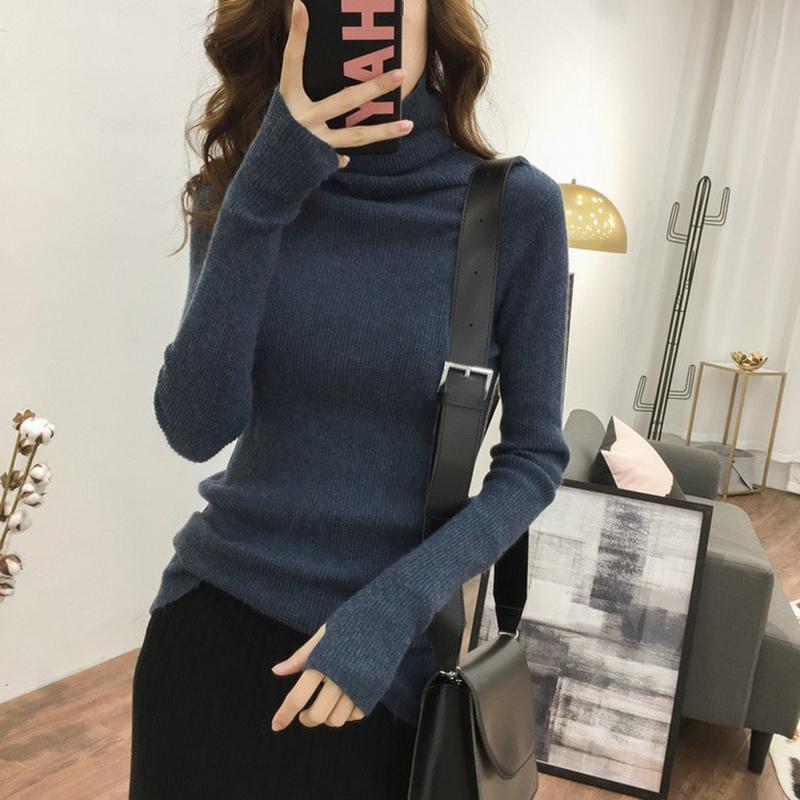 Figurbetonter Rollkragenpullover mit Daumenlöchern