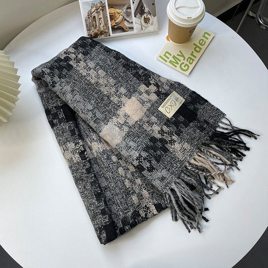 Gestrickter Winterschal mit Bärenmotiv