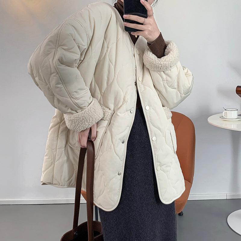 Damen-Steppjacke mit Lammfell-Einsätzen und V-Ausschnitt