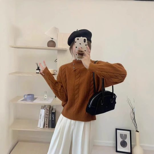 Kurzer Zopfmuster-Pullover mit asymmetrischem Ausschnitt