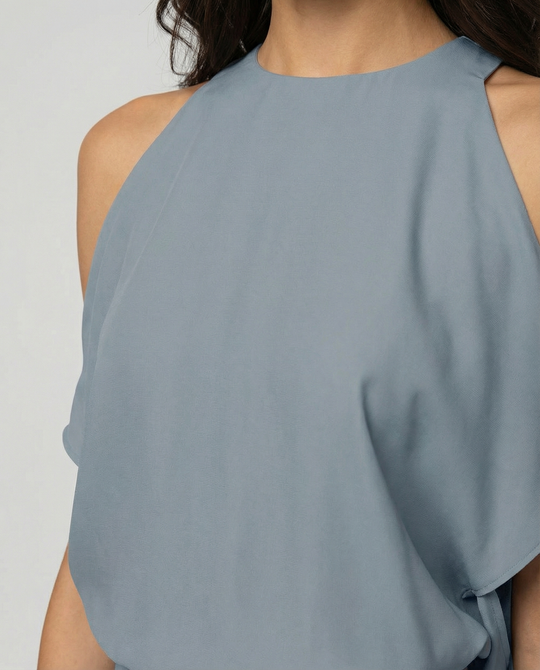 Elegantes Kleid mit modischen Schulterausschnitten.