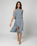 Elegantes Kleid mit modischen Schulterausschnitten.