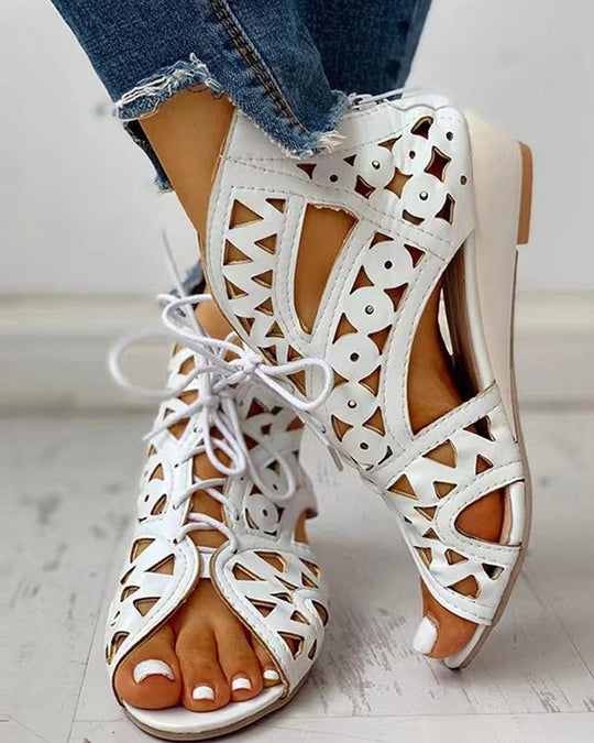 Flache Sandalen mit Cutouts für Frauen