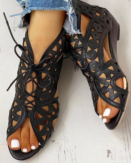 Flache Sandalen mit Cutouts für Frauen