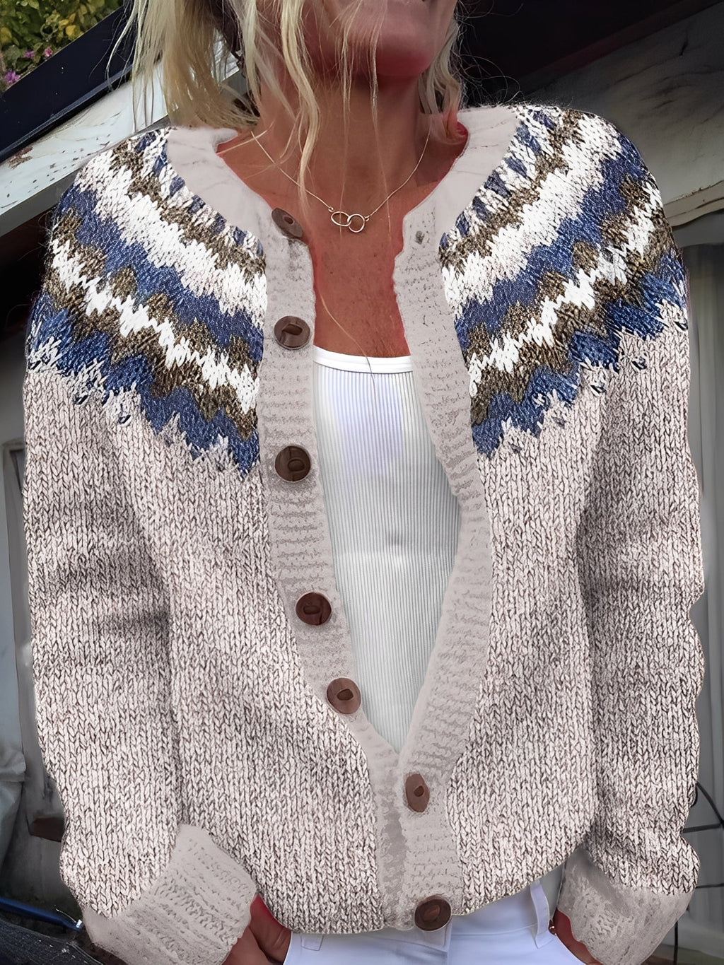 Elegante Damenstrickjacke mit Knöpfen