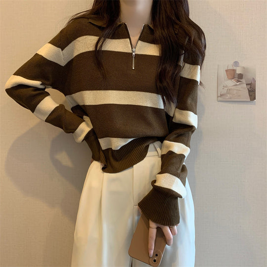 Gestreifter Strickpullover mit Polo-Kragen und Reißverschluss