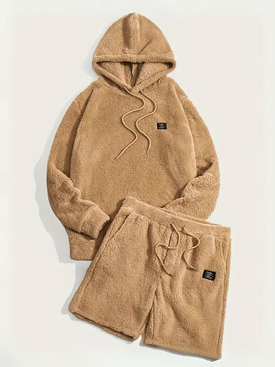 Fluffy Hoodie und Shorts