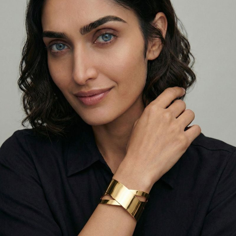 Damen Breites Armreif-Armband in Goldoptik mit Überkreuz-Design | Shop Nory