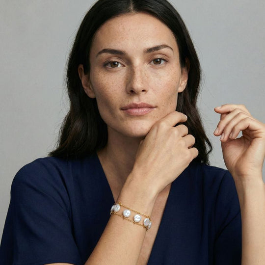 Damen Doppelreihiges Perlenarmband mit Goldfarbener Kette | Shop Nory