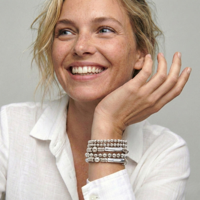 Silberfarbenes Damen-Armband-Set mit Kugelperlen und Stabelementen, getragen am Handgelenk und in Detailansicht dargestellt