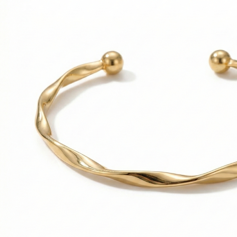 Damen Gedrehter Offener Armreif mit Kugelenden in Goldoptik | Shop Nory