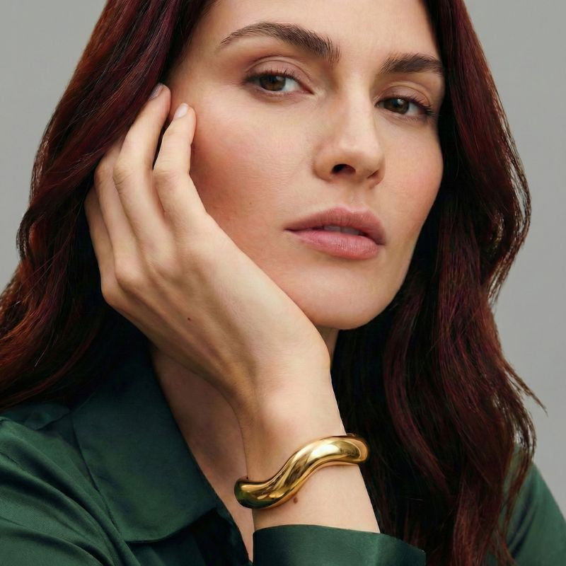 Damen Offener Armreif mit Geschwungenem Design in Goldoptik | Shop Nory