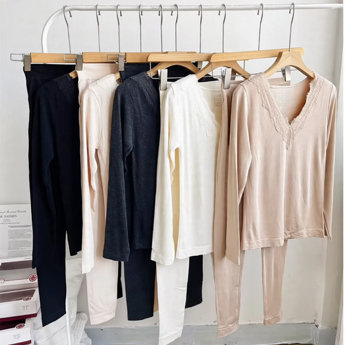 Damen-Thermo-Set mit V-Ausschnitt und Spitzenkante
