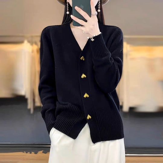 Damen-Strickjacke mit V-Ausschnitt und Herzknöpfen