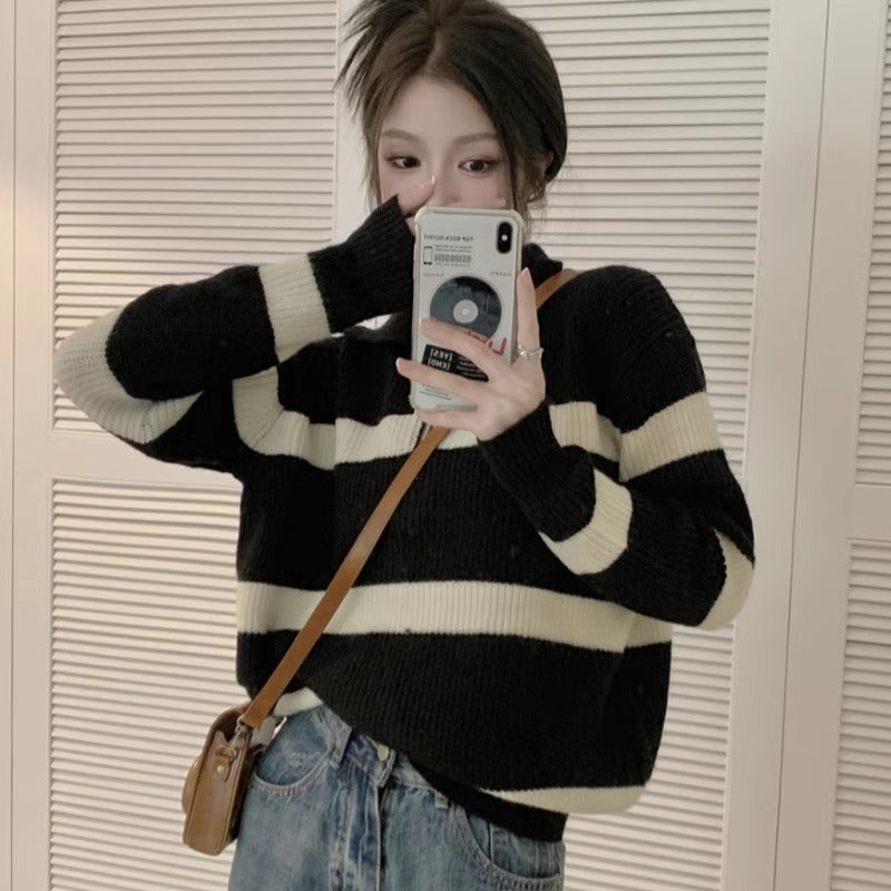 Gestreifter Strickpullover mit Polo-Kragen und Reißverschluss