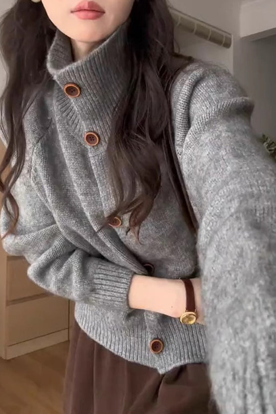 Damen-Strickjacke mit Rollkragen und Knopfleiste