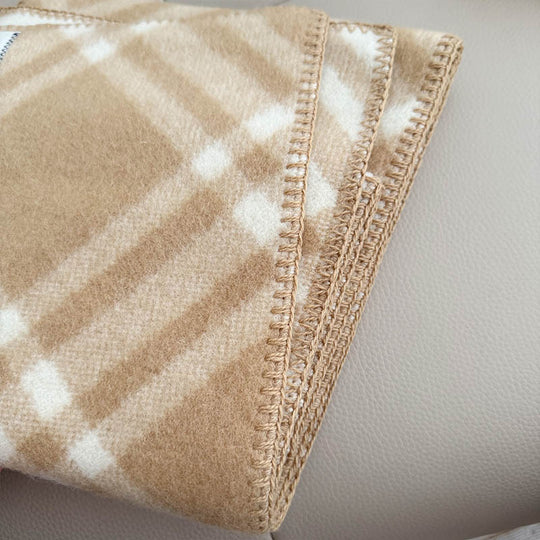 Wollschal mit geometrischem Muster