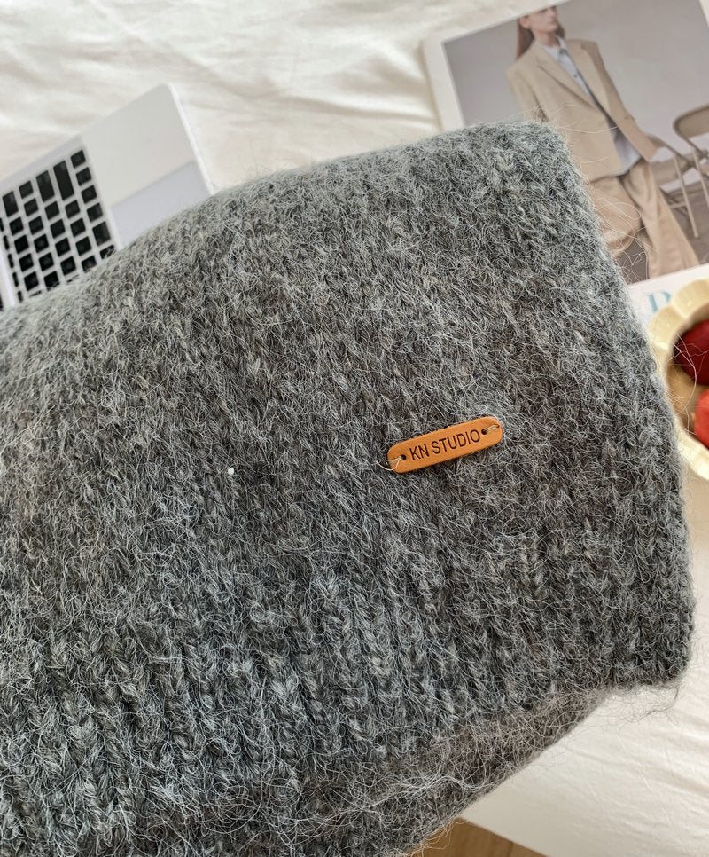 Weicher Schal mit Alpakawollanteil und Leder-Label
