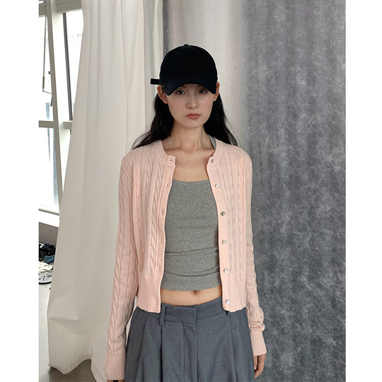 Damen-Strickjacke mit Zopfmuster und Rundhalsausschnitt