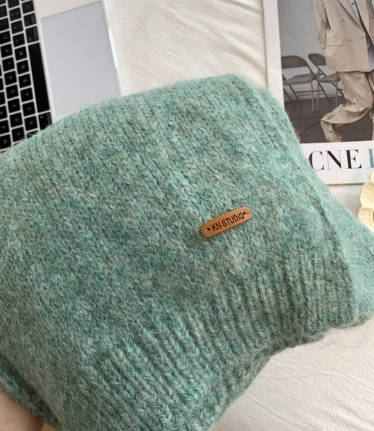 Weicher Schal mit Alpakawollanteil und Leder-Label