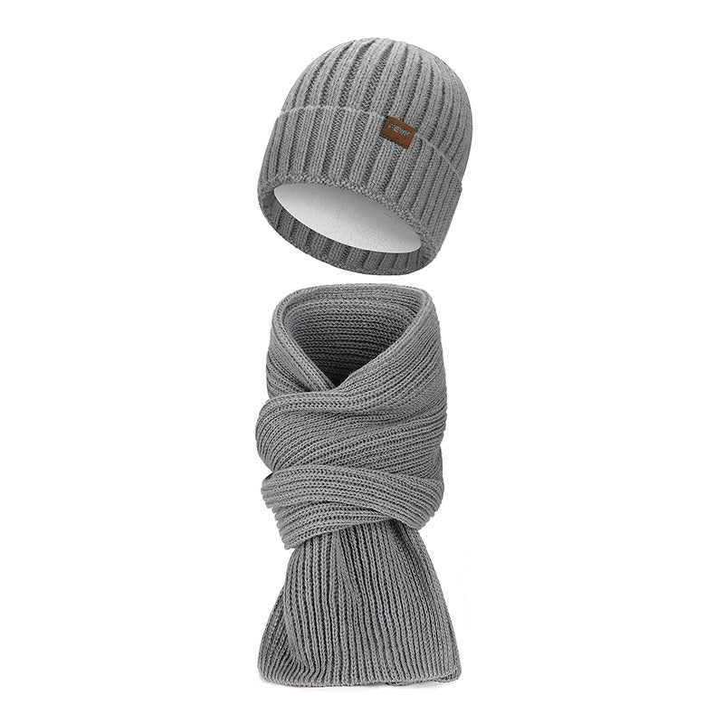 Strickmütze und langer Schal im Set
