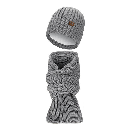 Strickmütze und langer Schal im Set