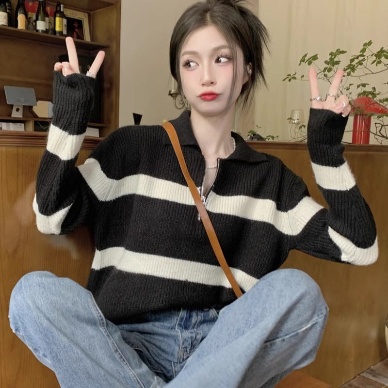 Gestreifter Strickpullover mit Polo-Kragen und Reißverschluss