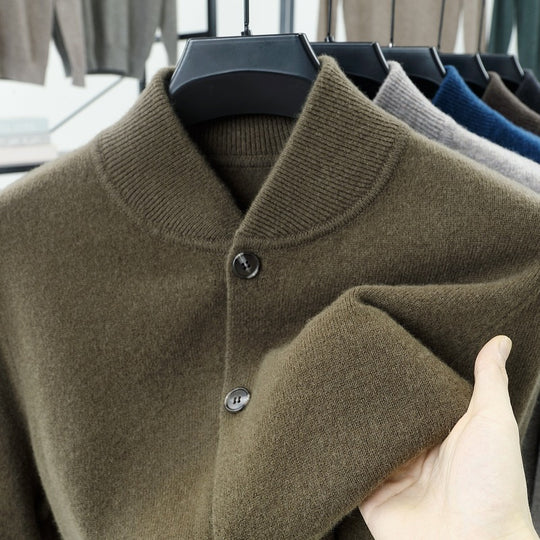Herren-Strickjacke mit Stehkragen und Knöpfen