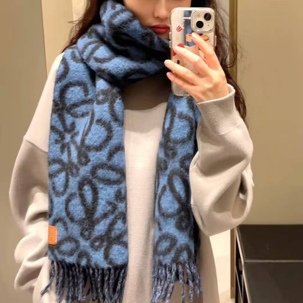 Schal mit Schachbrettmuster und Fransen