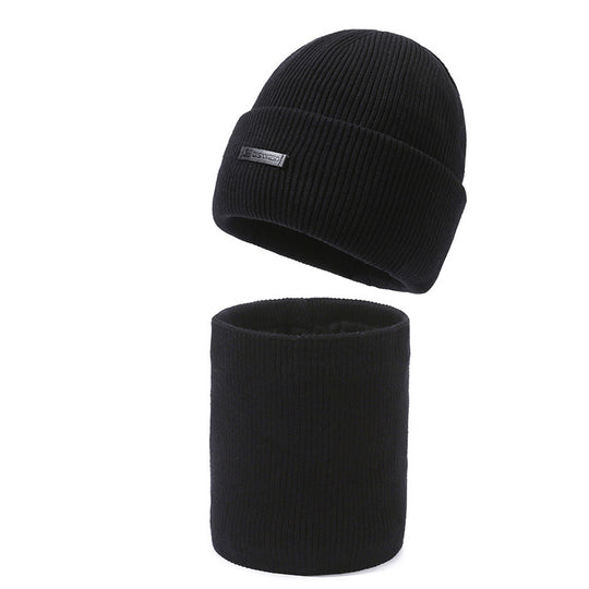 Wärmendes Set aus Strickmütze und Nackenwärmer