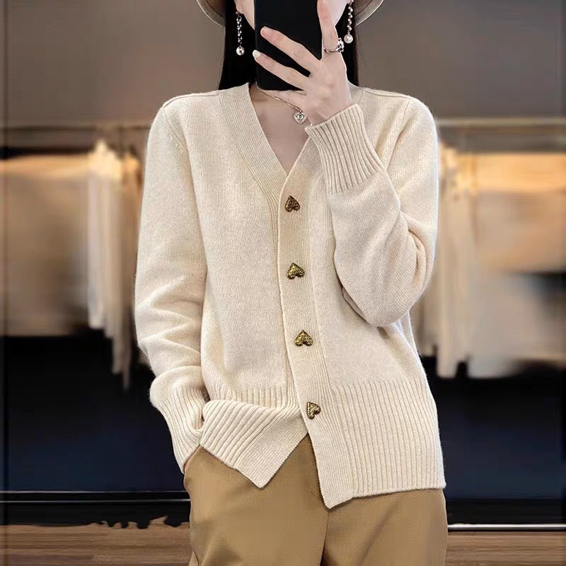 Damen-Strickjacke mit V-Ausschnitt und Herzknöpfen