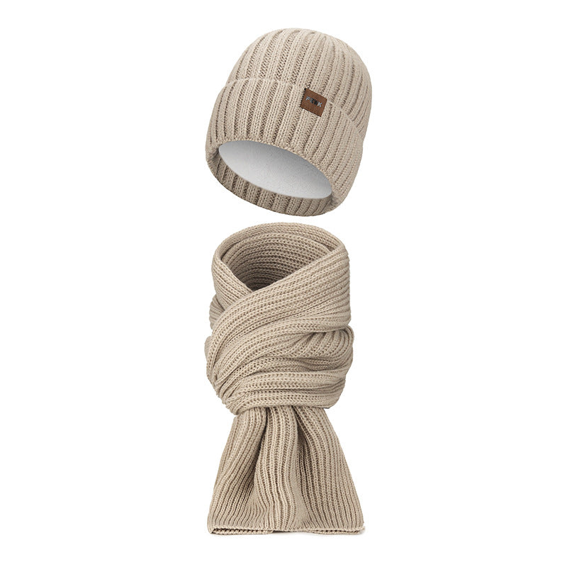 Strickmütze und langer Schal im Set
