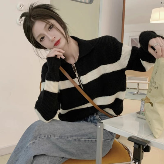 Gestreifter Strickpullover mit Polo-Kragen und Reißverschluss