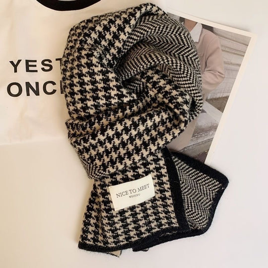Strickschal mit Hahnentrittmuster