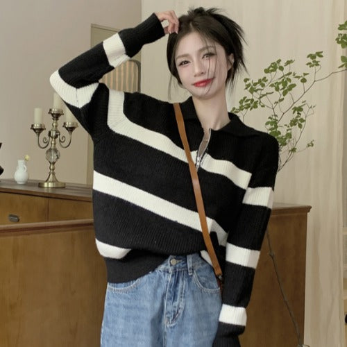 Gestreifter Strickpullover mit Polo-Kragen und Reißverschluss