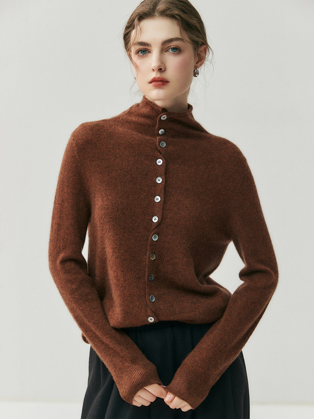 Damen-Strickjacke mit Rollkragen und Knopfleiste