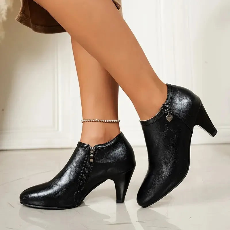 Zeitlose Stiefeletten im femininen Spitzen-Design