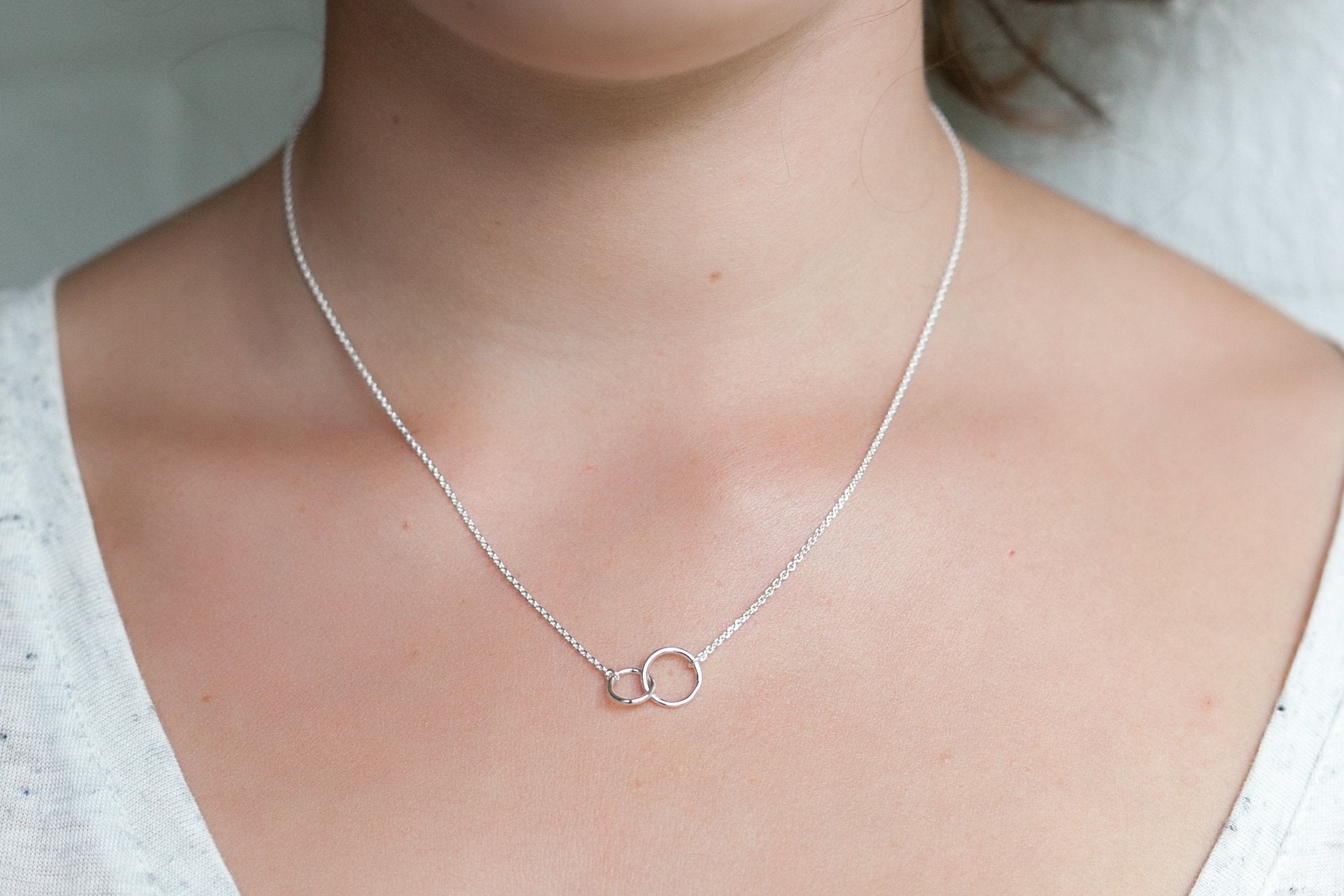 Kette mit verschlungenen Ringen aus 925er Silber | Shop Nory