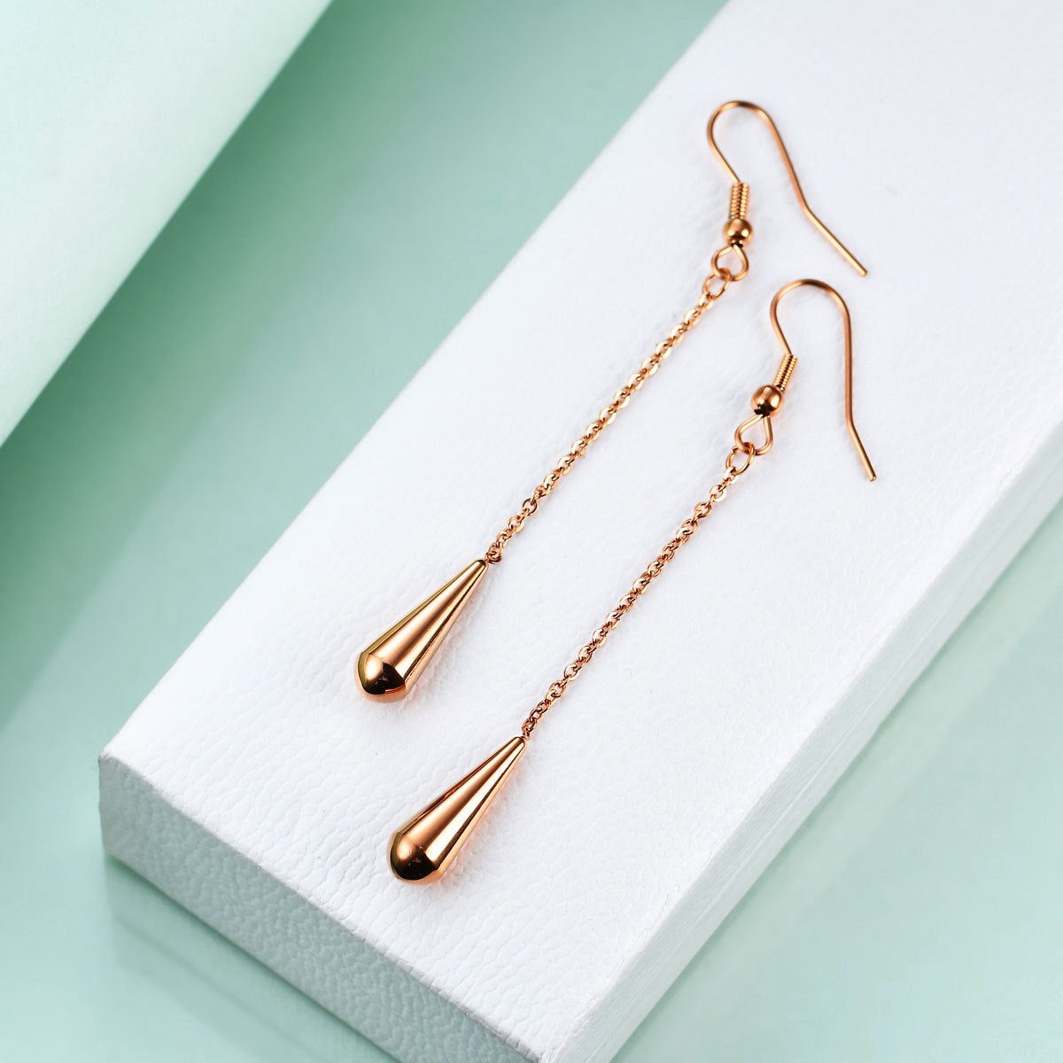 Damen Ohrhänger mit eleganter Tropfenform und feiner Kettenstruktur Shop Nory