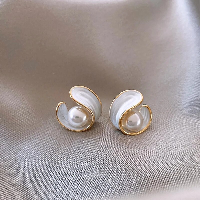 Luxuriöse Ohrringe mit Weißem Opal und Perle in Gold – Amara | Shop Nory