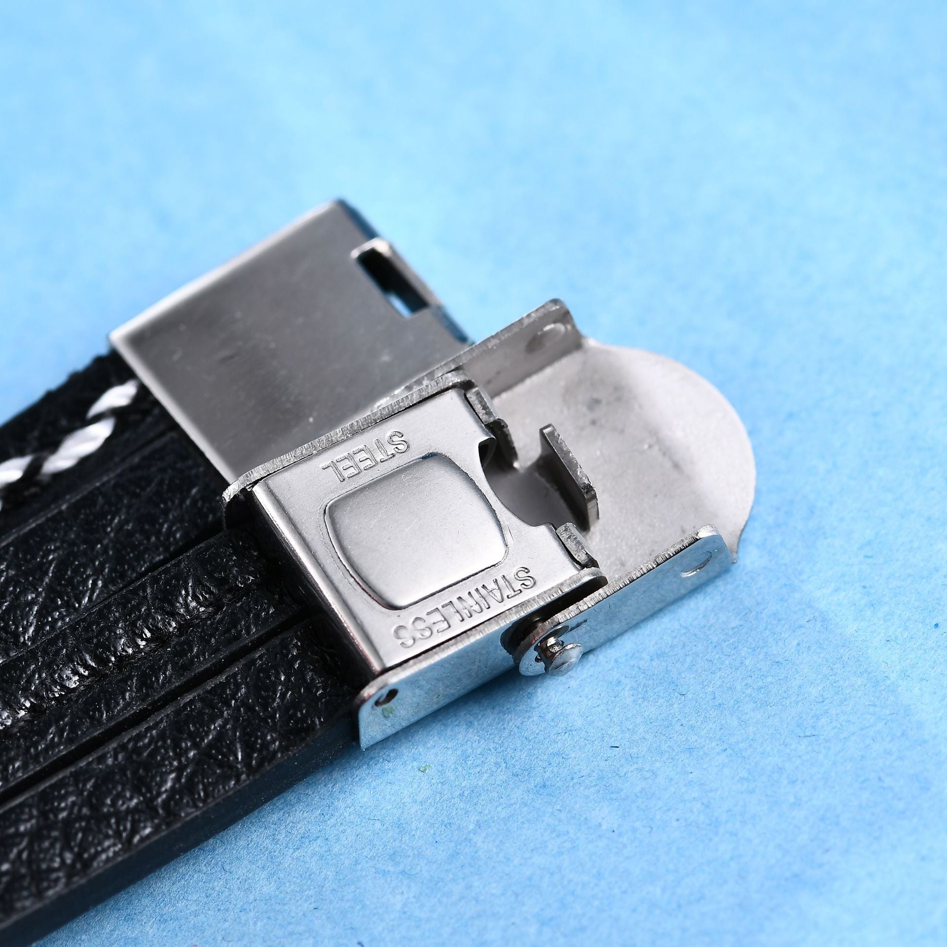 Herren Lederarmband mit stilvollem Edelstahlverschluss Shop Nory