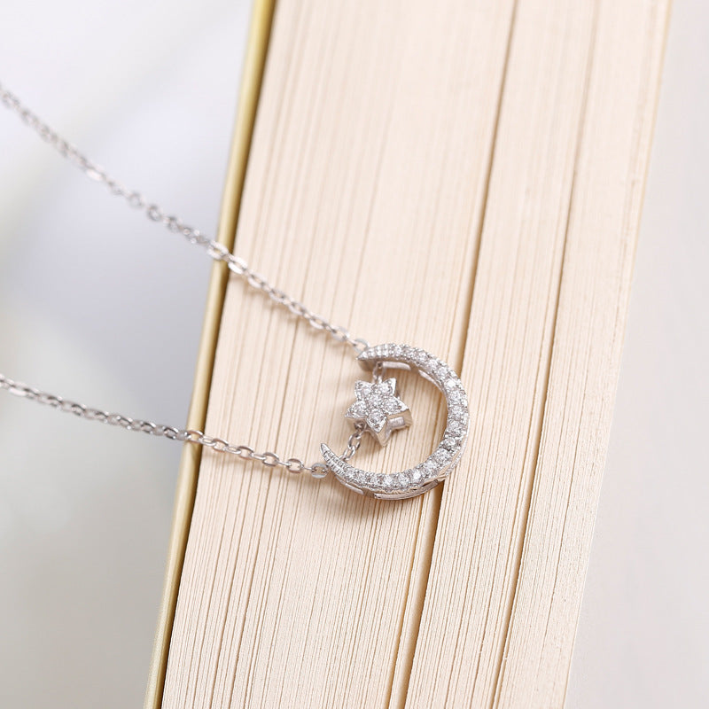 Damen Halskette mit mondförmigem Anhänger und funkelnden Zirkonia-Elementen Shop Nory