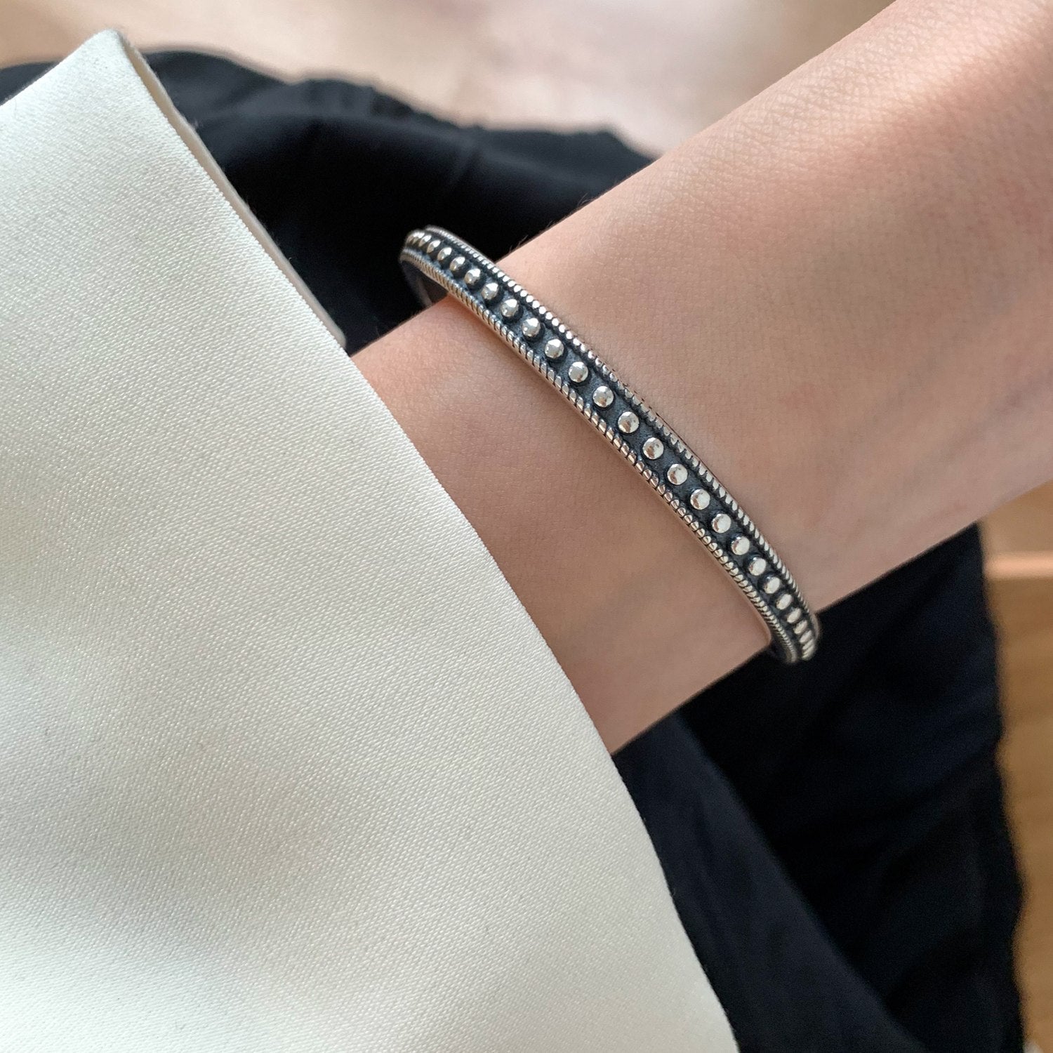 Damen-Armband mit elegantem, kunstvollem Design und funkelnden Akzenten Shop Nory