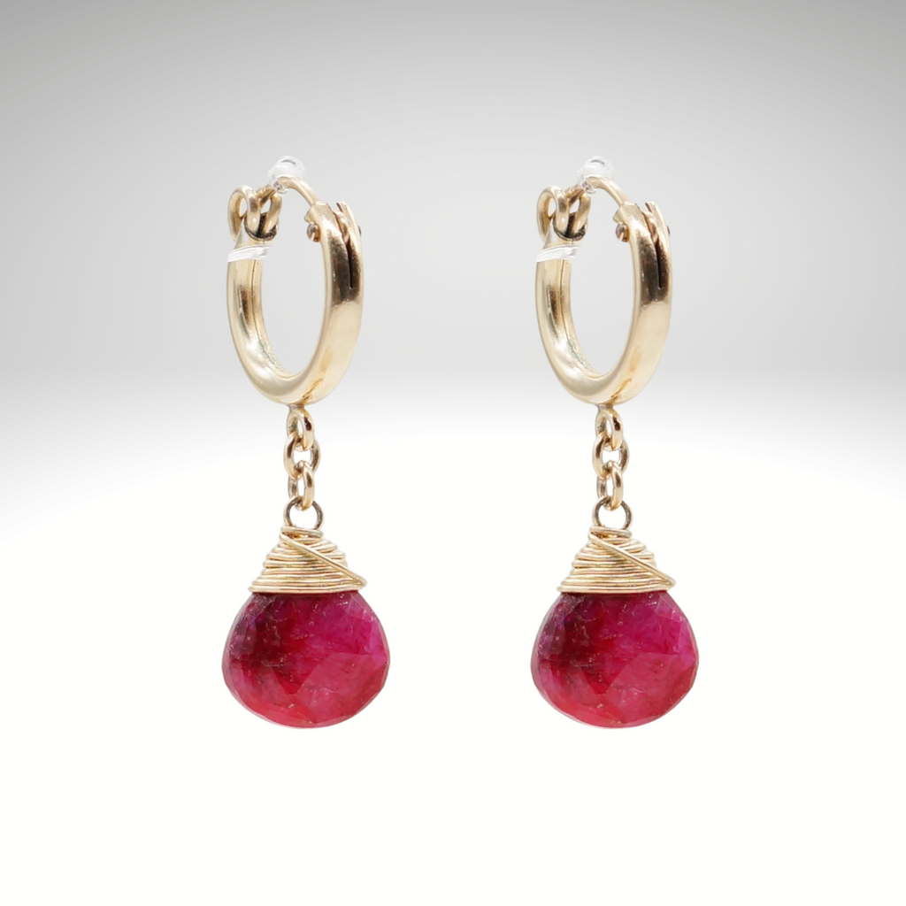 Ruby-Geburtsstein/Zodiac-Huggie-Ohrringe | Shop Nory