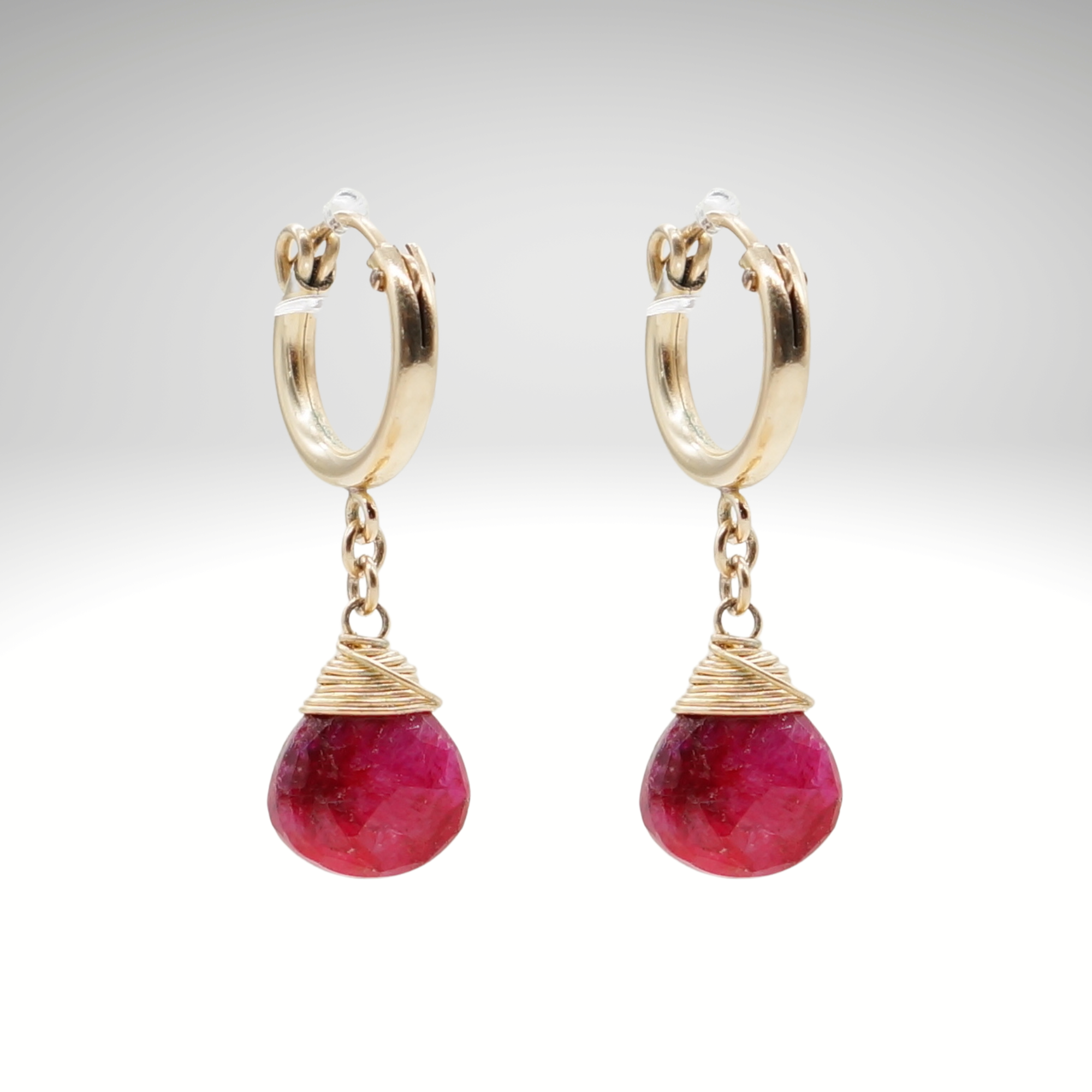 Ruby-Geburtsstein/Zodiac-Huggie-Ohrringe | Shop Nory
