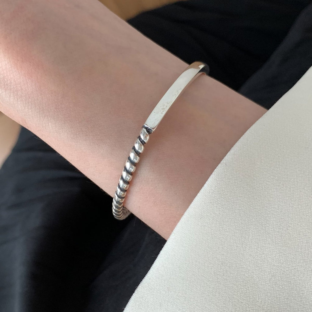 Damen-Armband mit elegantem, kunstvollem Design und funkelnden Akzenten Shop Nory