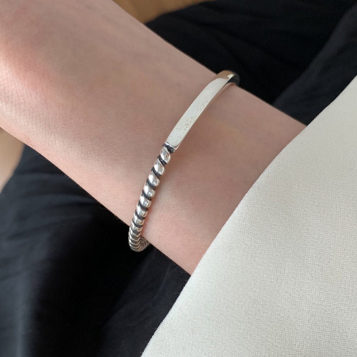 Damen-Armband mit elegantem, kunstvollem Design und funkelnden Akzenten Shop Nory