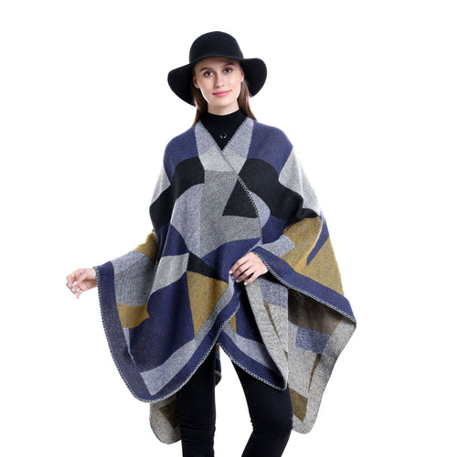 Damen Grobgestrickte Oversize-Ruana mit grafischem Blockmuster und asymmetrischem Zipfelrand Shop Nory